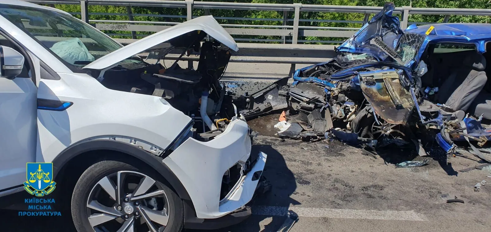 У Києві сталась ДТП за участі двох легковиків: одну з машин зім’яло, є постраждалі. Фото