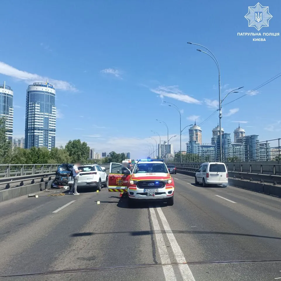 В Киеве произошло ДТП с участием двух легковушек: одну из машин смяло, есть пострадавшие. Фото