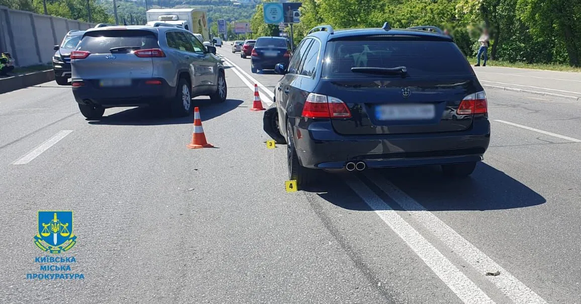 В Киеве произошло ДТП с участием двух легковушек: одну из машин смяло, есть пострадавшие. Фото