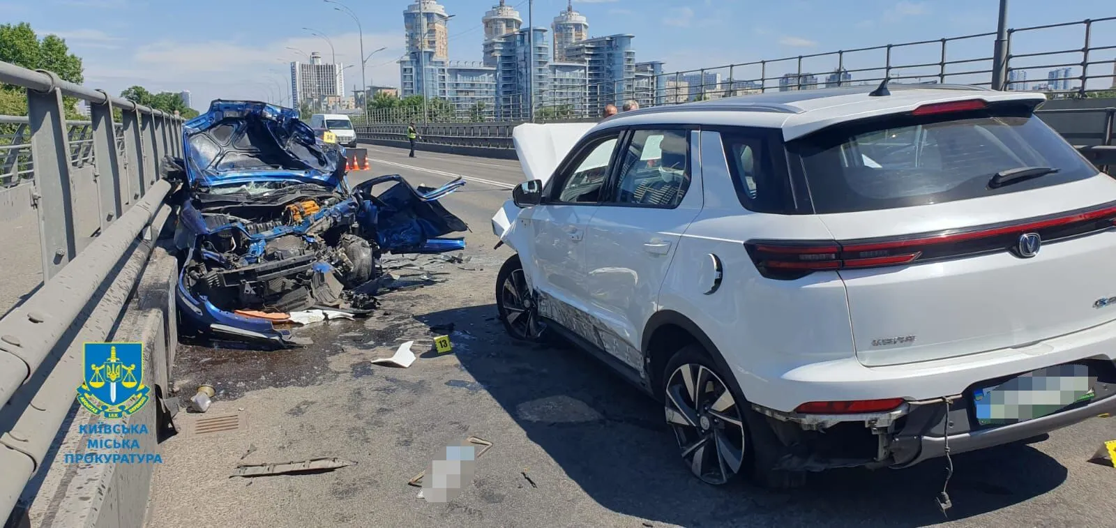 В Киеве произошло ДТП с участием двух легковушек: одну из машин смяло, есть пострадавшие. Фото