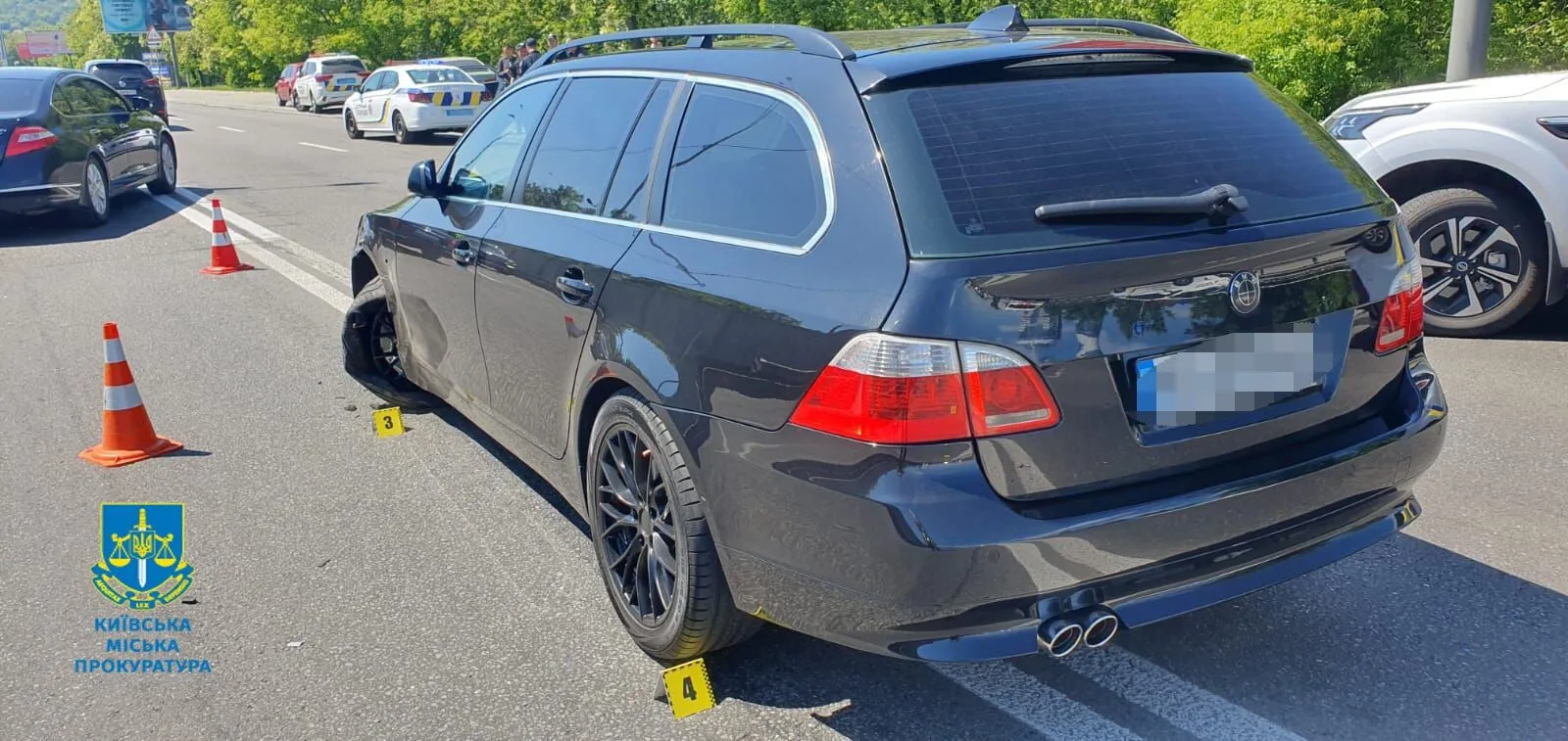 В Киеве произошло ДТП с участием двух легковушек: одну из машин смяло, есть пострадавшие. Фото