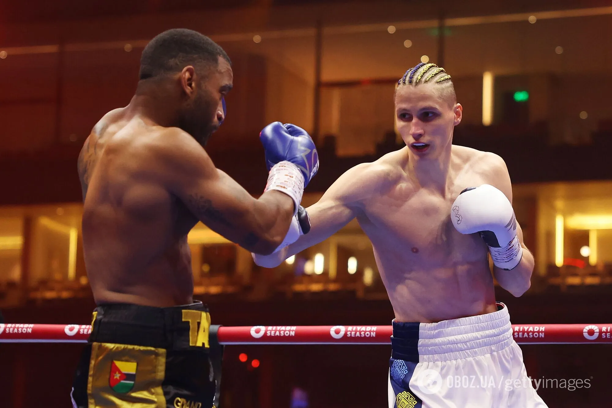 Непобедимый украинский боксер выиграл чемпионское сражение нокаутом в первом же раунде. Видео