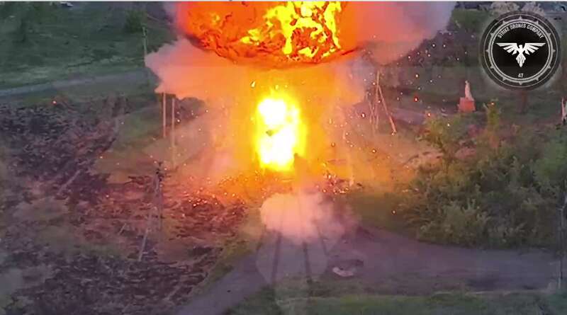 Украинский дрон мастерски снес башню российскому танку: зрелищные кадры dqxikeidqxiqqeant