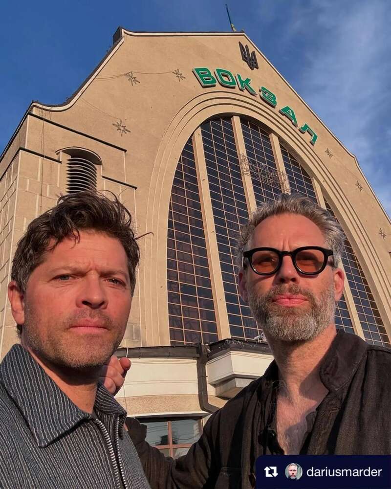 Зірка серіалу "Надприродне" Міша Коллінз приїхав до Києва і показав фото на тлі знищеної російської техніки