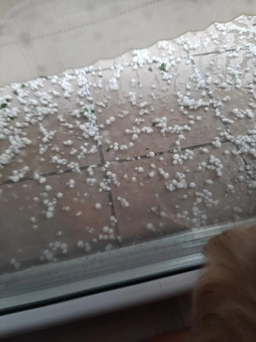 На вулицях з’явилися льодові ріки: у Польщі пронеслася потужна буря з градом. Фото і відео