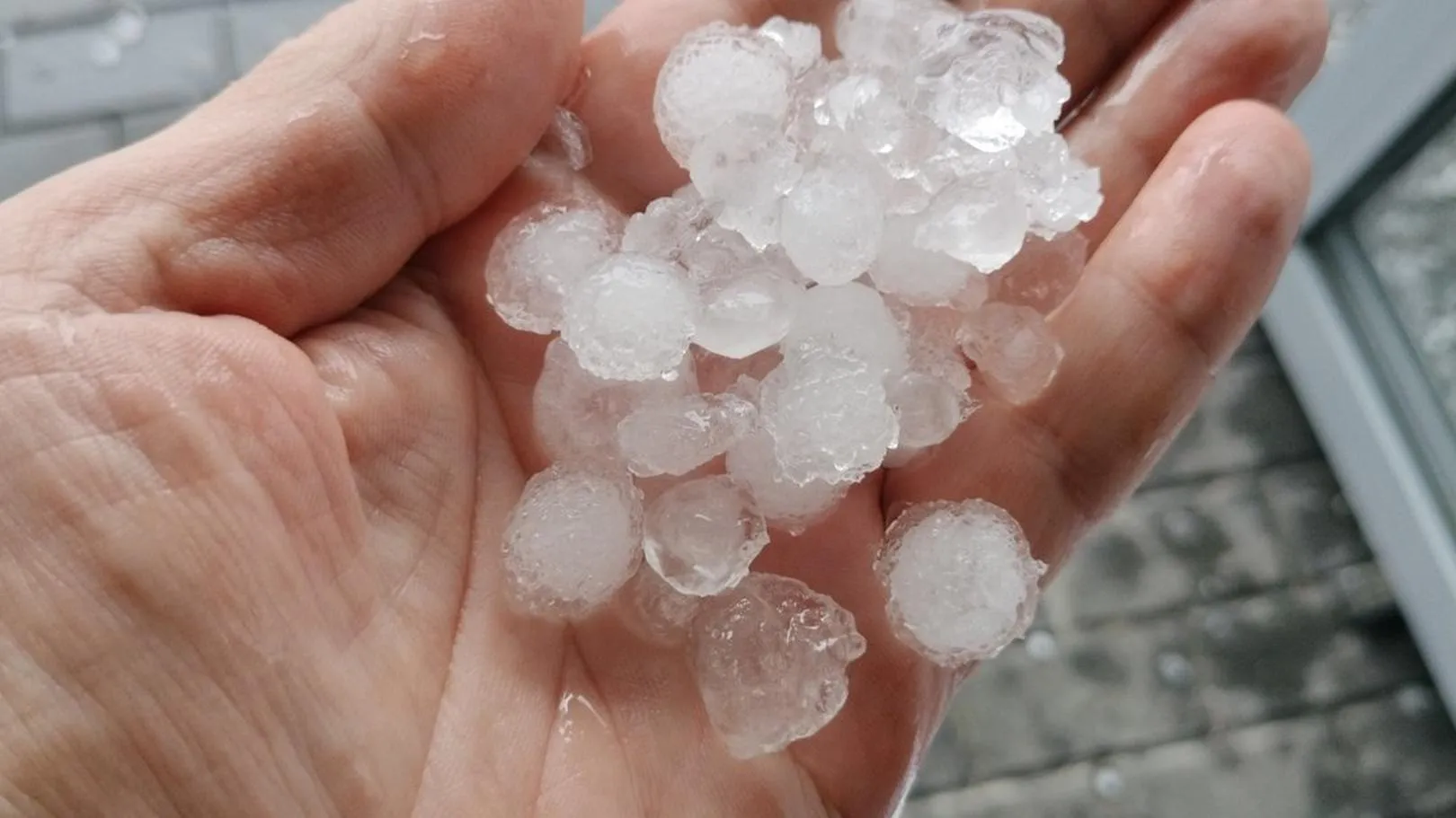 На вулицях з’явилися льодові ріки: у Польщі пронеслася потужна буря з градом. Фото і відео