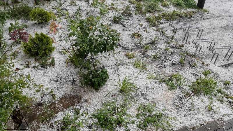 На вулицях з’явилися льодові ріки: у Польщі пронеслася потужна буря з градом. Фото і відео