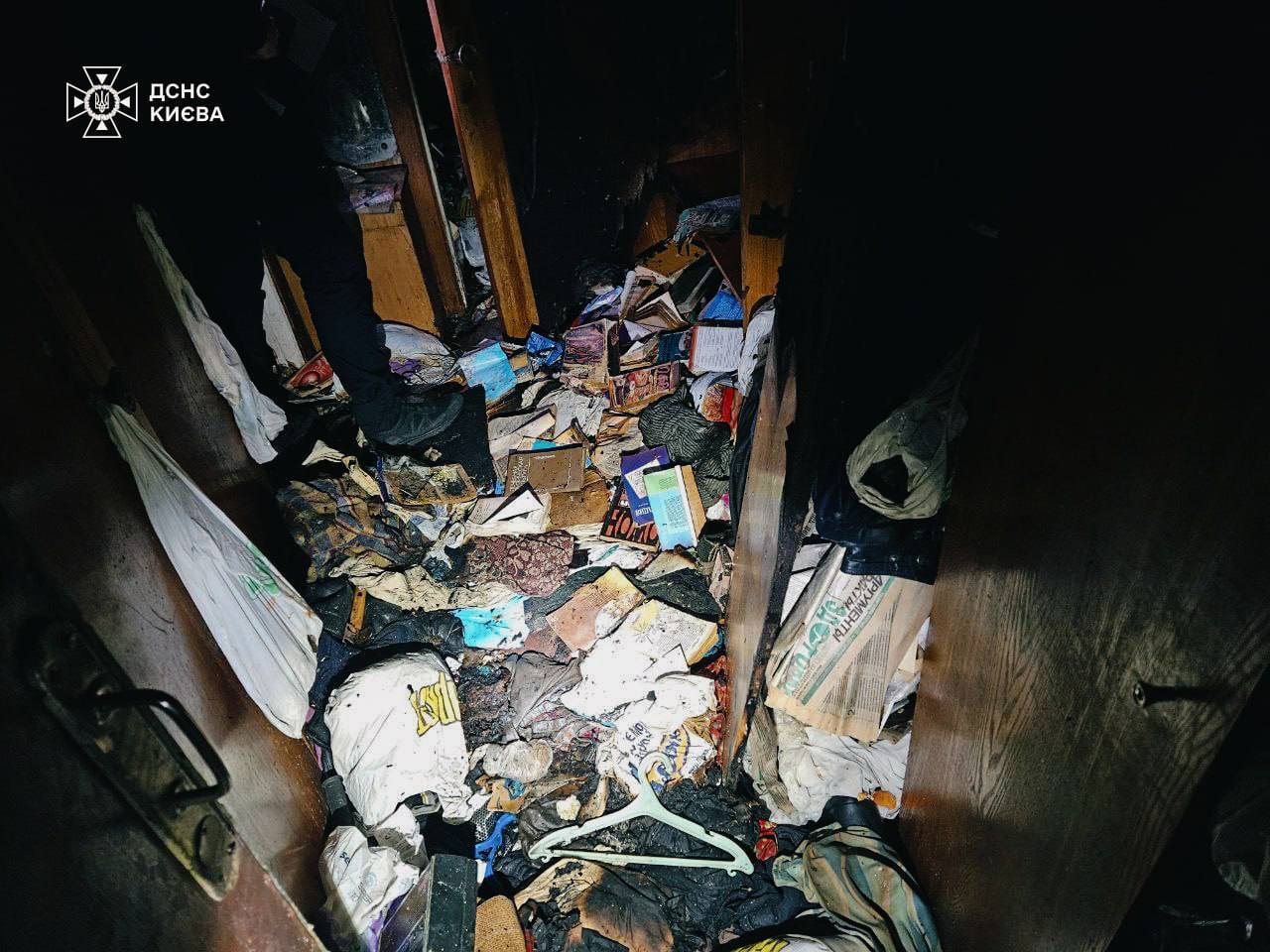 У Києві під час пожежі бійці ДСНС врятували жінку. Подробиці і фото