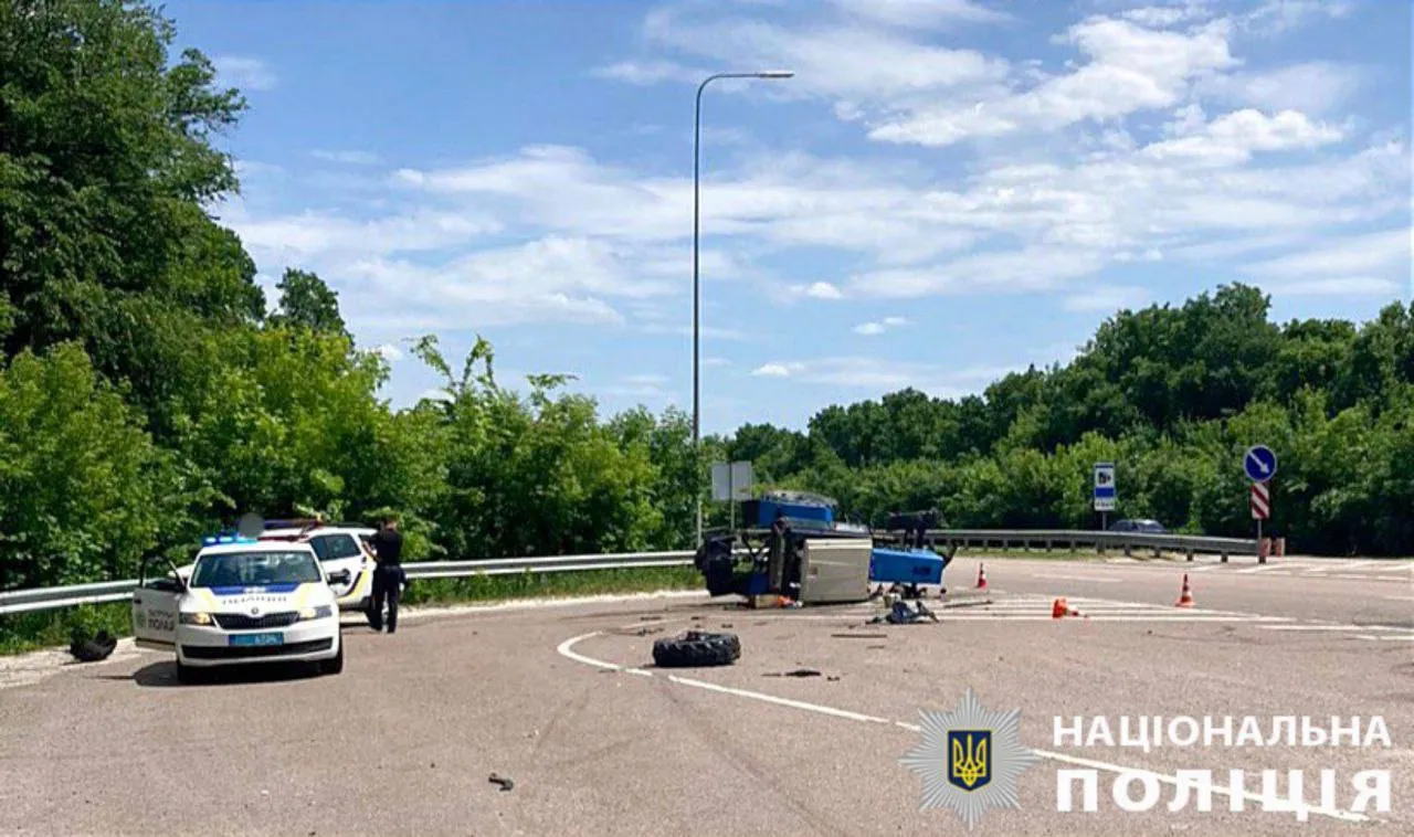 Не розминулися трактор і Porsche: на Бориспільщині сталась ДТП з постраждалими. Фото
dqxikeidqxitkant