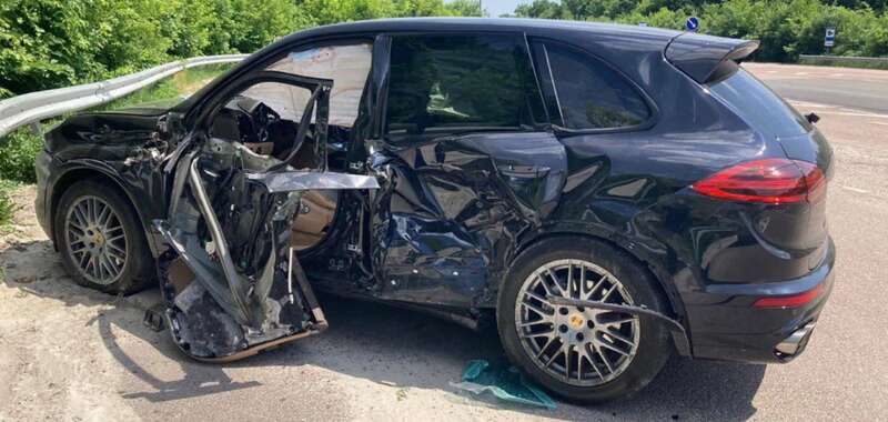 Не розминулися трактор і Porsche: на Бориспільщині сталась ДТП з постраждалими. Фото