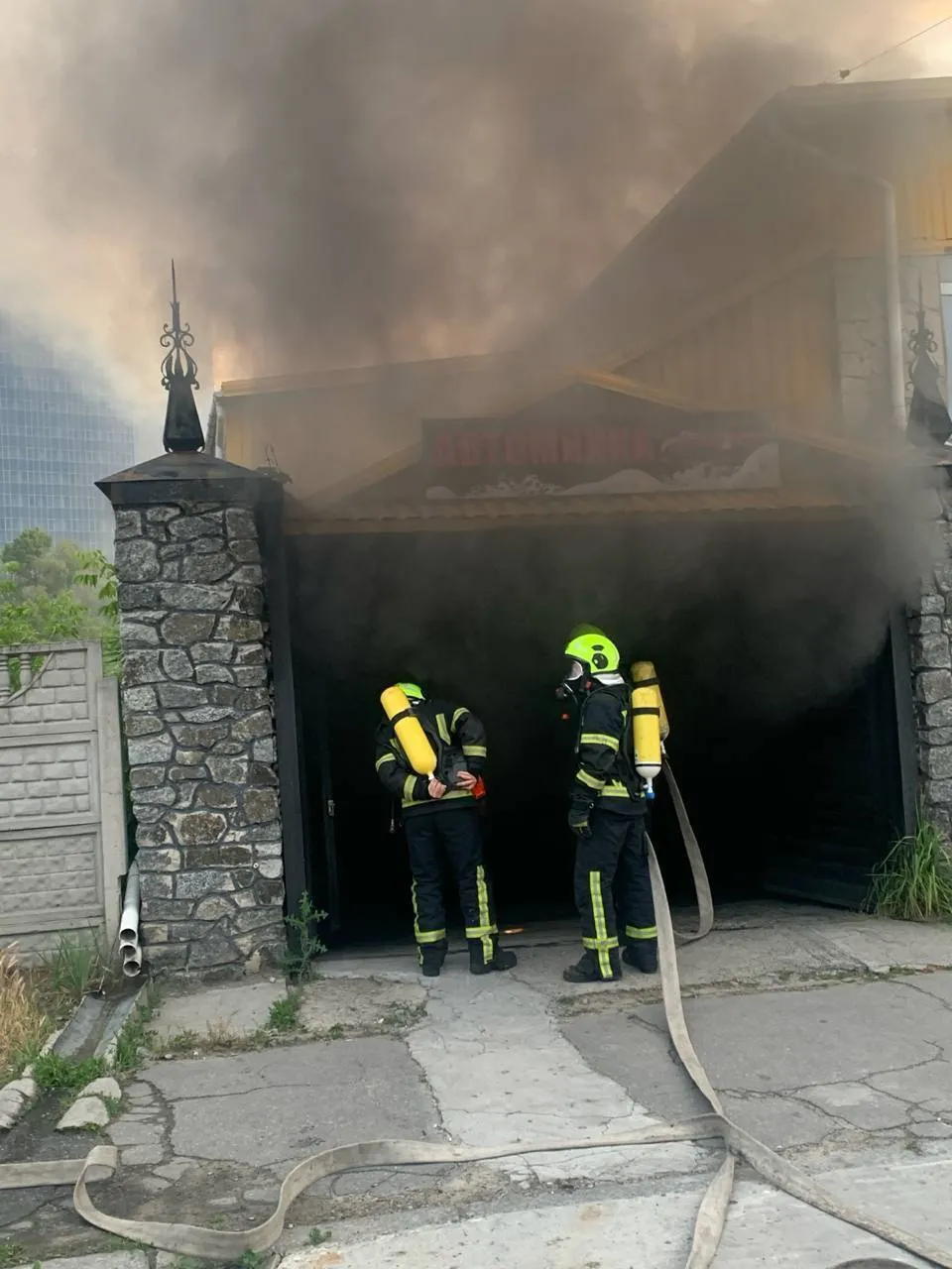 Россия атаковала Киев ракетами, работала ПВО: в результате падения обломков возник пожар. Фото