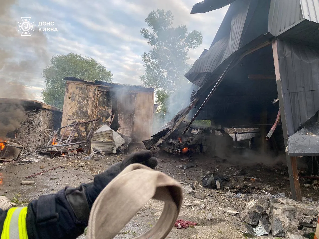 Россия атаковала Киев ракетами, работала ПВО: в результате падения обломков возник пожар. Фото