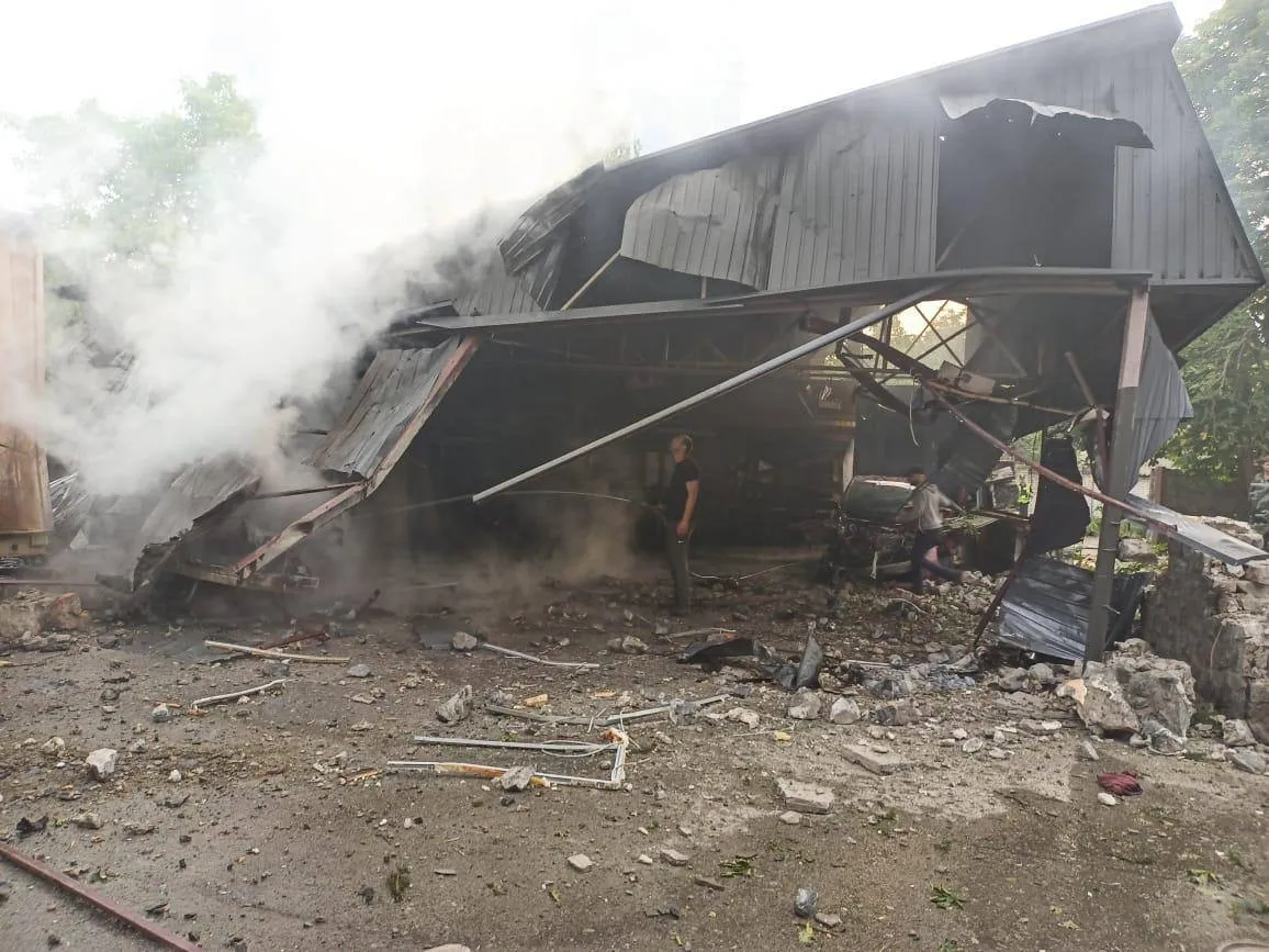 Росія атакувала Київ ракетами, працювала ППО: внаслідок падіння уламків виникла пожежа. Фото