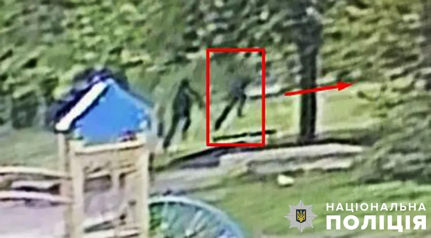 В Киеве рецидивист среди бела дня в парке ограбил женщину. Подробности и фото dqxikeidqxiqqeant