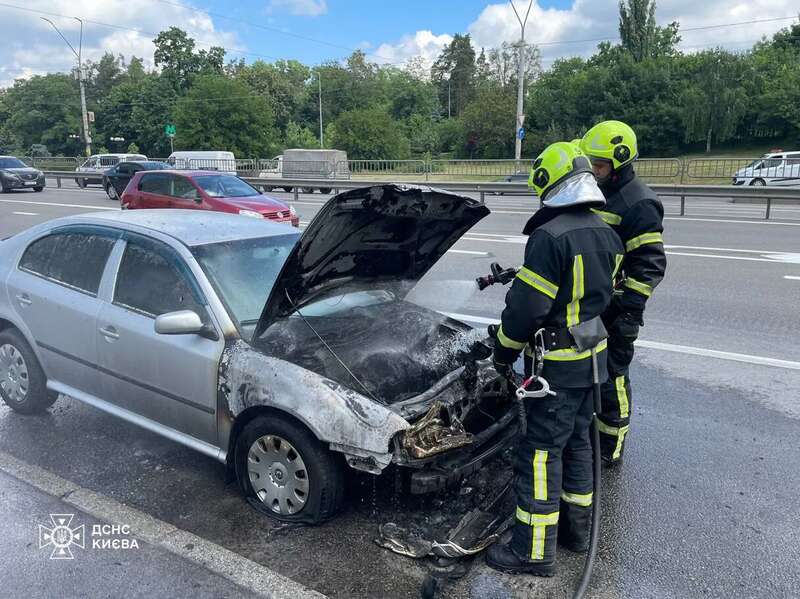 В Киеве во время движения загорелась легковушка: огнем охватило мотор. Фото и видео