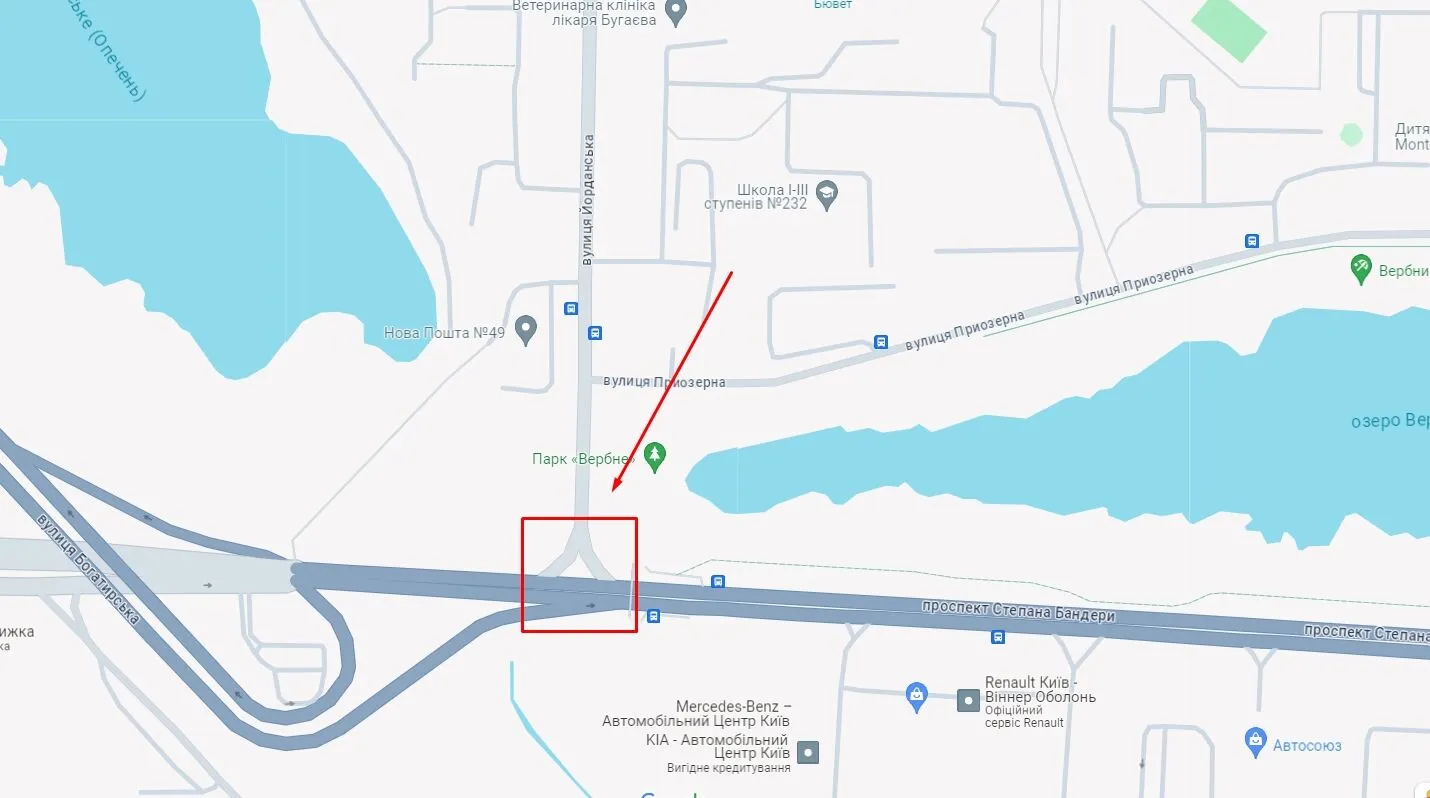 У Києві на проспекті Бандери зіткнулись два легковики: одна з машин dqxikeidqxiqqeant