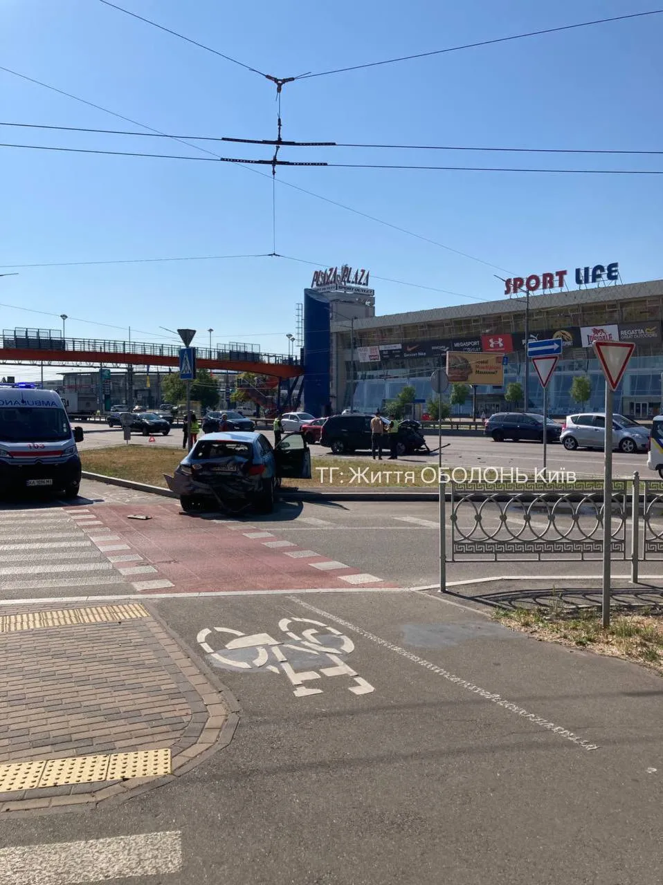 У Києві на проспекті Бандери зіткнулись два легковики: одна з машин