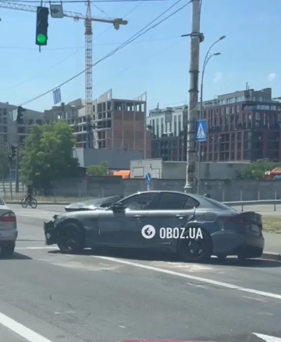 В Киеве на Оболони произошло ДТП с участием двух легковушек: из-за столкновения образовалась пробка. Фото и видео