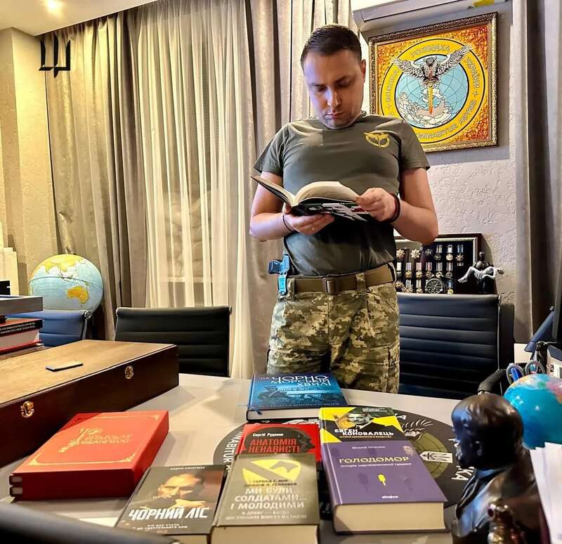 Кирило Буданов показав книги, які придбав на dqxikeidqxitkant