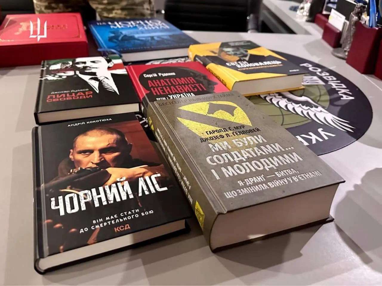Кирило Буданов показав книги, які придбав на