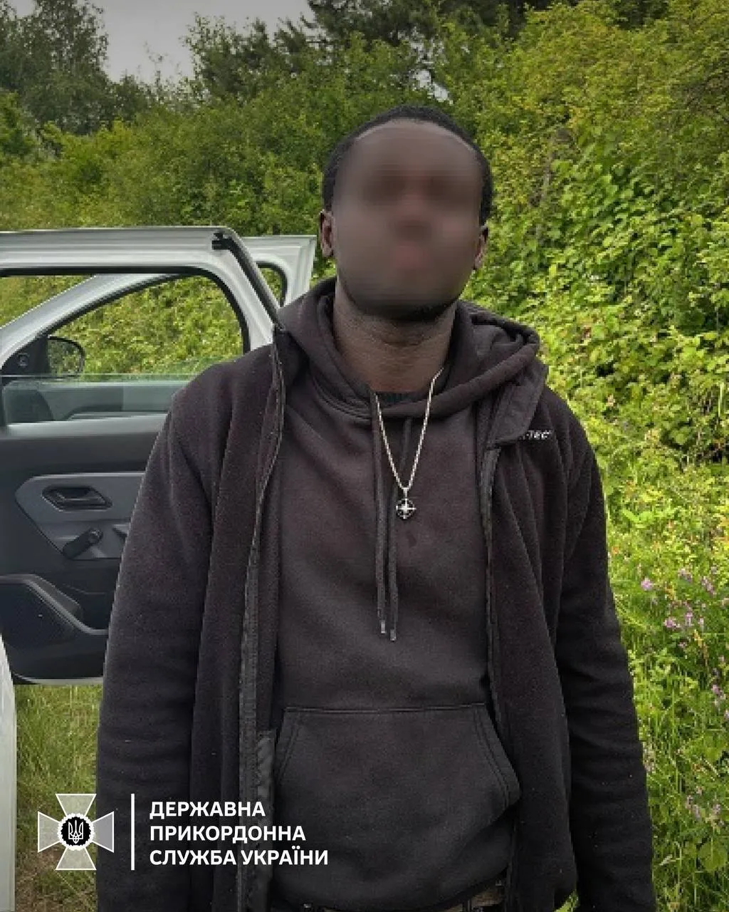 Пограничники поймали африканца, который хотел незаконно попасть в Украину, чтобы оздоровиться. Фото dqxikeidqxitkant