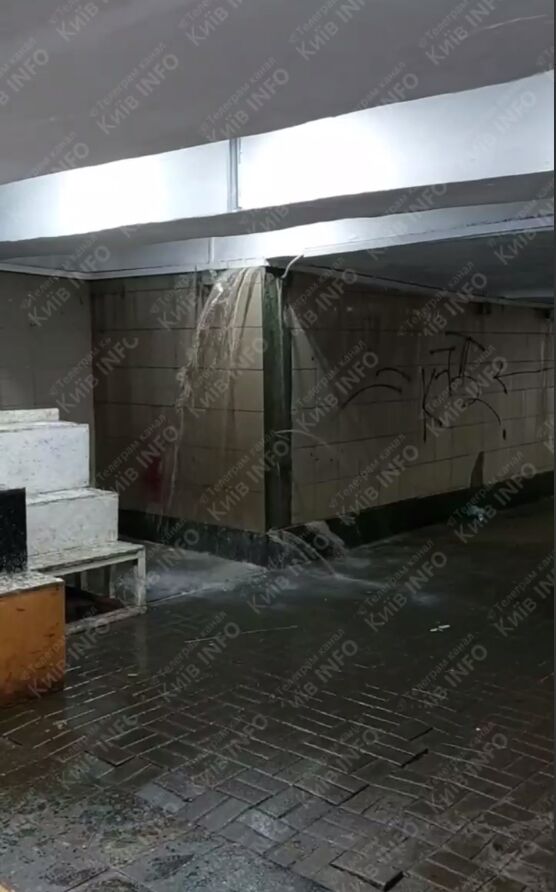 Стався прорив труби: у Києві підтопило перехід на станції метро dqxikeidqxiqxxant