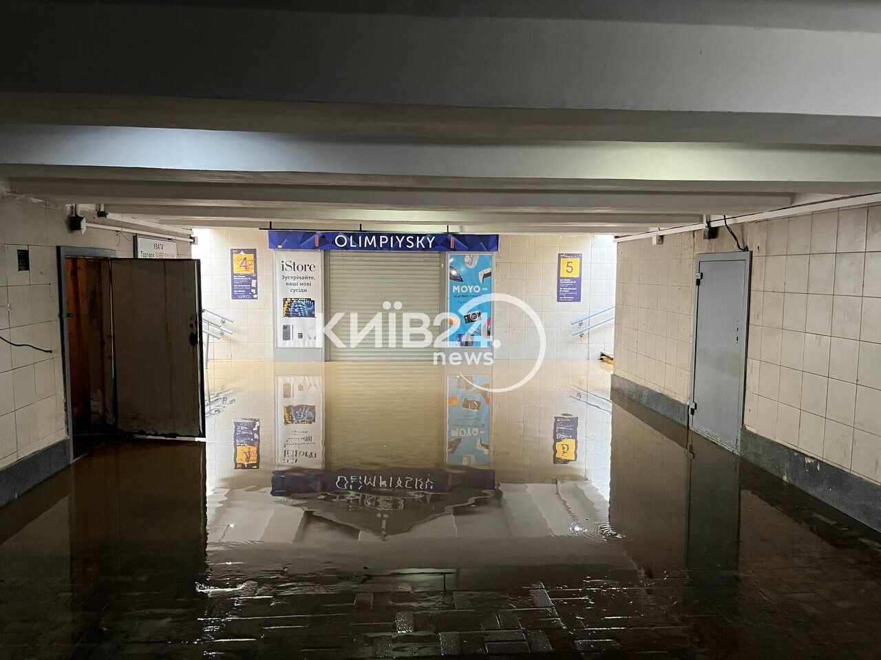 Стався прорив труби: у Києві підтопило перехід на станції метро