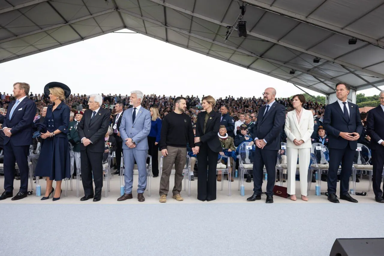Стильний пучок і брошка-півник з Бородянки. Олена Зеленська вразила вишуканим образом під час візиту до Франції
dqxikeidqxiqqeant