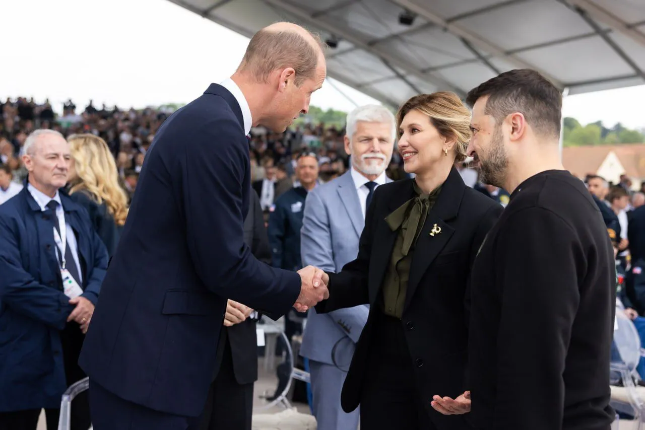 Стильний пучок і брошка-півник з Бородянки. Олена Зеленська вразила вишуканим образом під час візиту до Франції