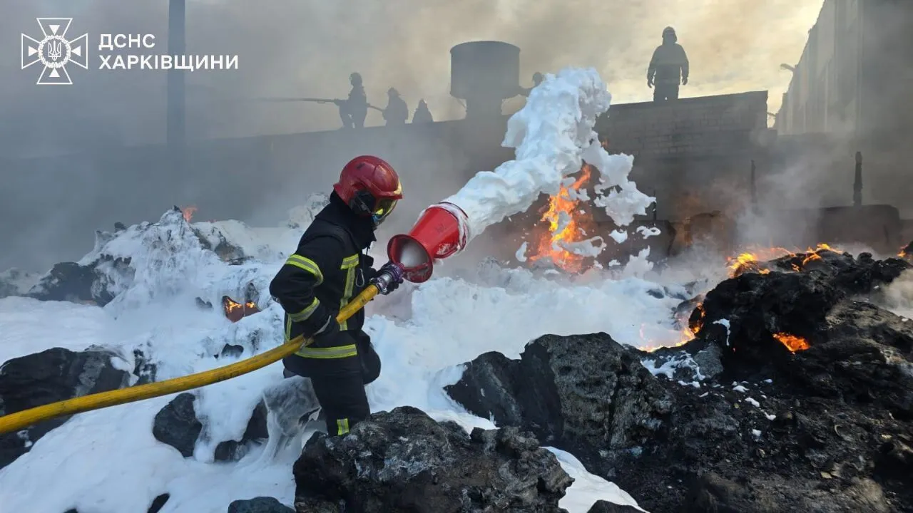 A large-scale fire broke out in Kharkov, the fire turned over at a service station: photos and videos