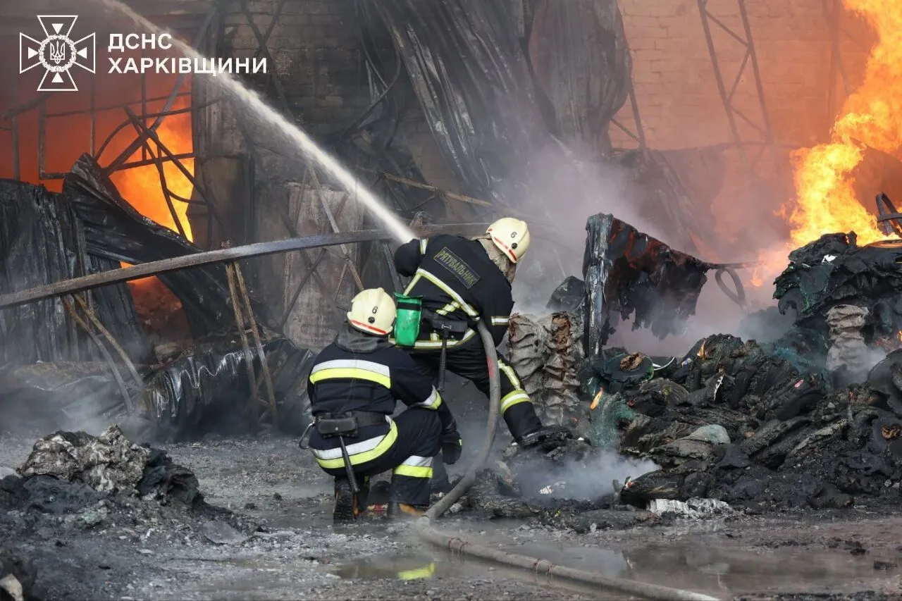 У Харкові спалахнула масштабна пожежа, вогонь перекинувся на СТО: фото та відео