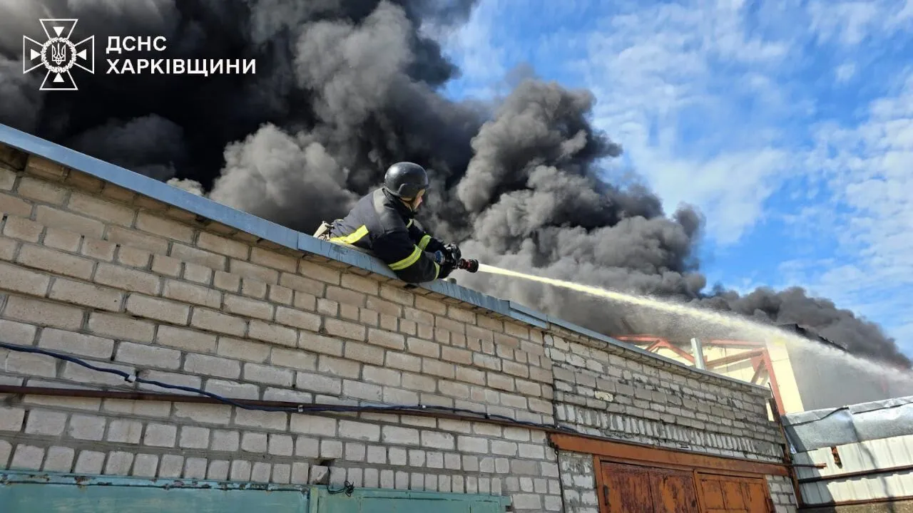 A large-scale fire broke out in Kharkov, the fire turned over at a service station: photos and videos dqxikeidqxitkant
