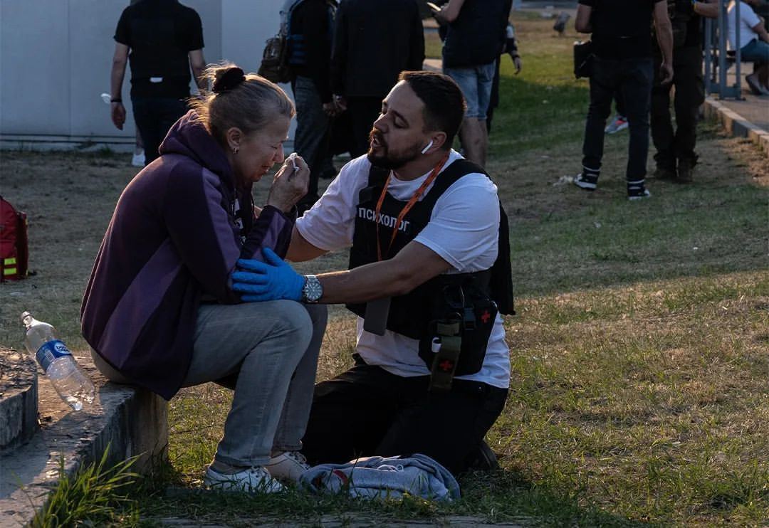 Зеленский поблагодарил спасателей, борющихся за жизнь каждого украинца: щемящие фото