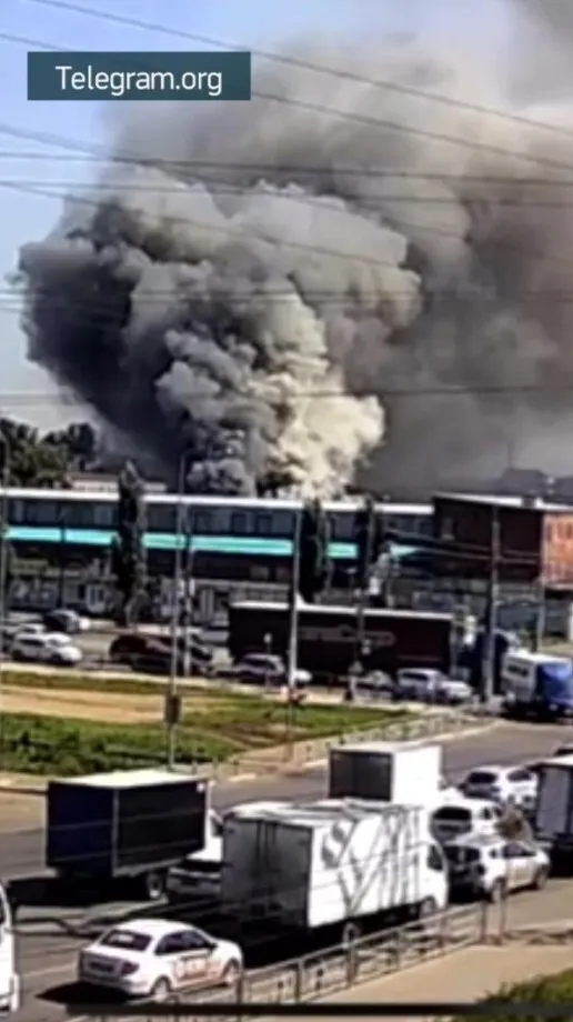 У Самарі спалахнула потужна пожежа на складі, валить дим: росіяни скаржаться на атаку дронів