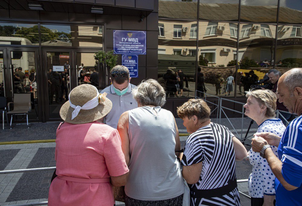 Местные жители в центре подготовки документов для оформления гражданства РФ, Мелитополь, Запорожская область, 14 июля 2022 г.