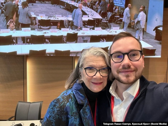 Руководитель СЧХ Павел Савчук делает селфи с новоизбранной президентом МФОКК Кейт Форбс в декабре 2023 года dqxikeidqxitkant