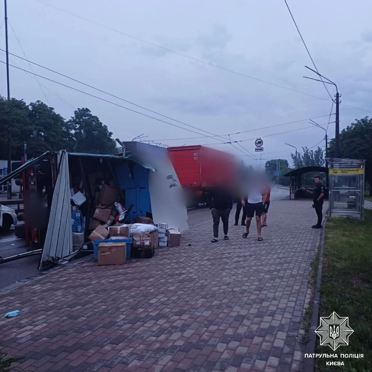 В Киеве на улице Телиги перевернулся грузовик Новой почты, образовалась пробка. Фото и видео