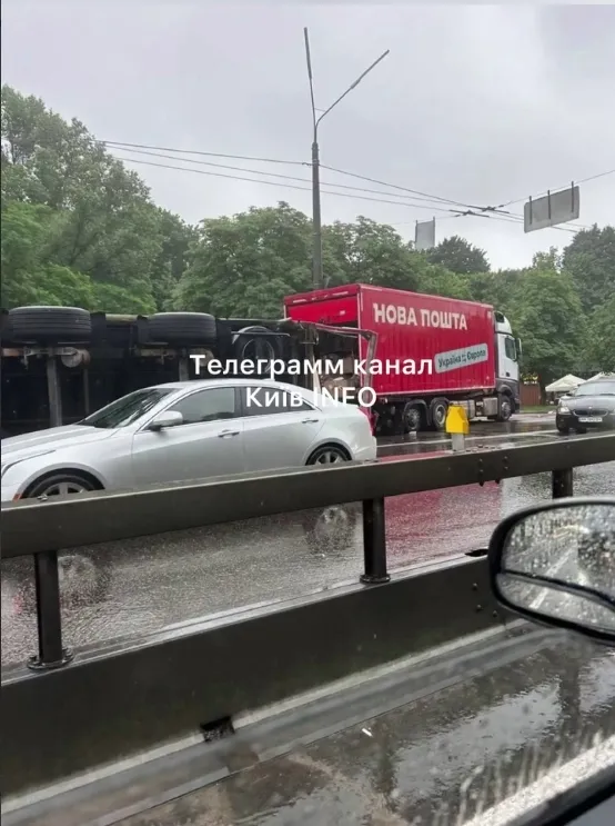 У Києві на вулиці Теліги перекинулась вантажівка Нової пошти, утворився затор. Фото і відео