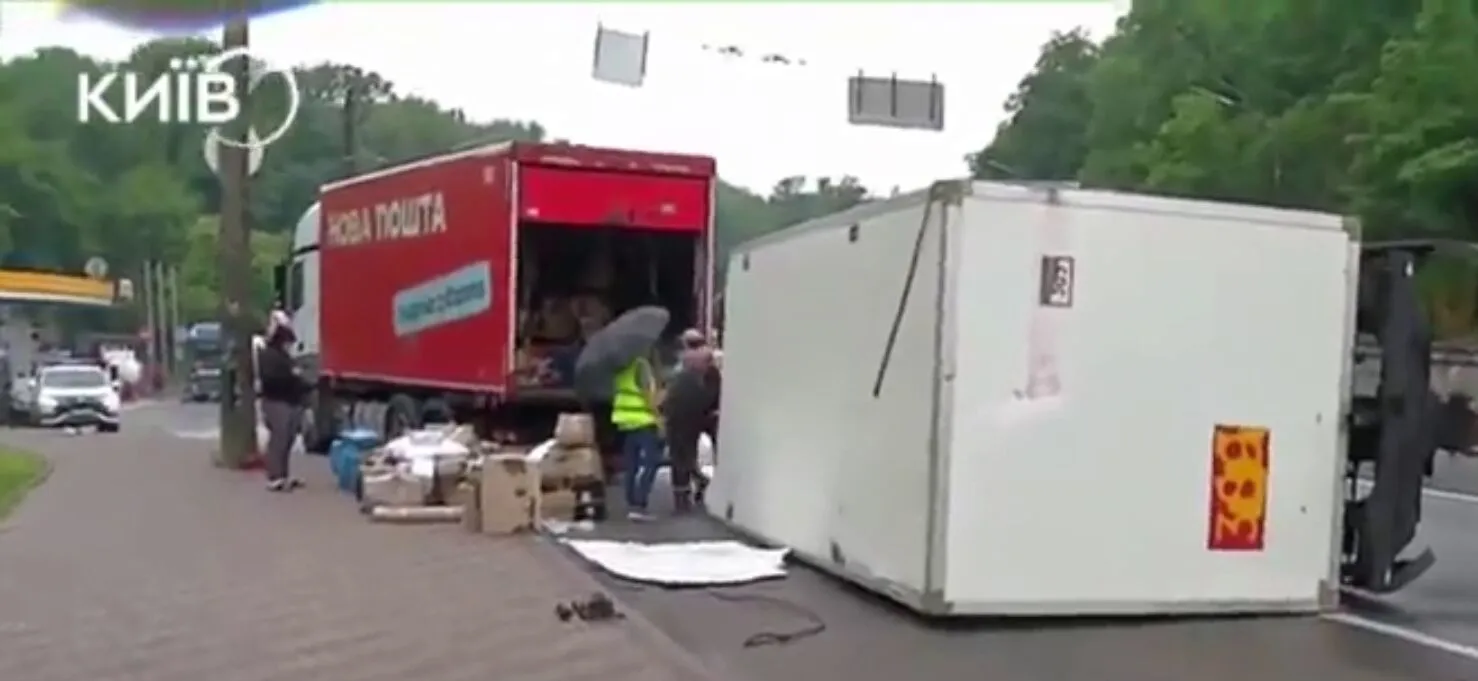 У Києві на вулиці Теліги перекинулась вантажівка Нової пошти, утворився затор. Фото і відео
