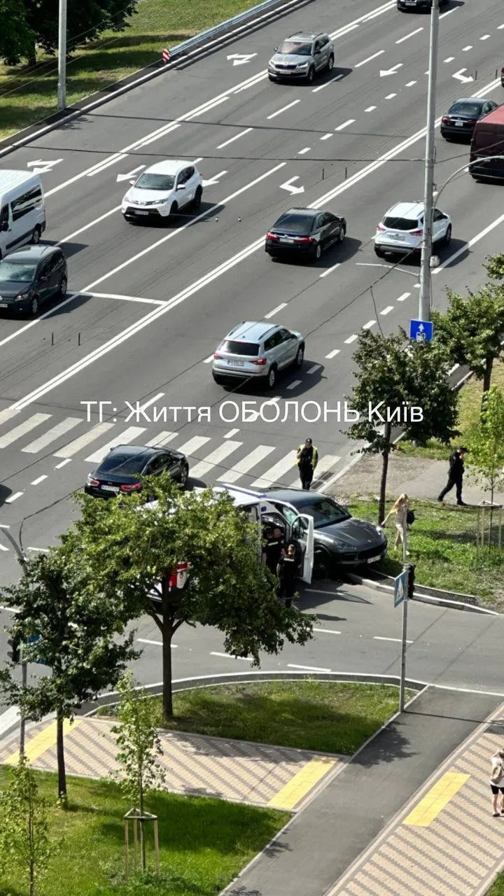 У Києві на Оболоні сталася подвійна ДТП: швидка, що мчала на допомогу, теж потрапила в аварію. Відео