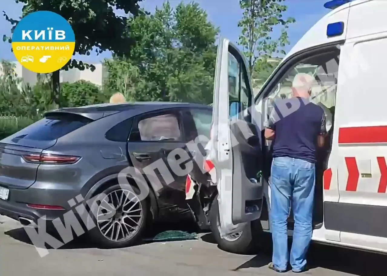 У Києві на Оболоні сталася подвійна ДТП: швидка, що мчала на допомогу, теж потрапила в аварію. Відео