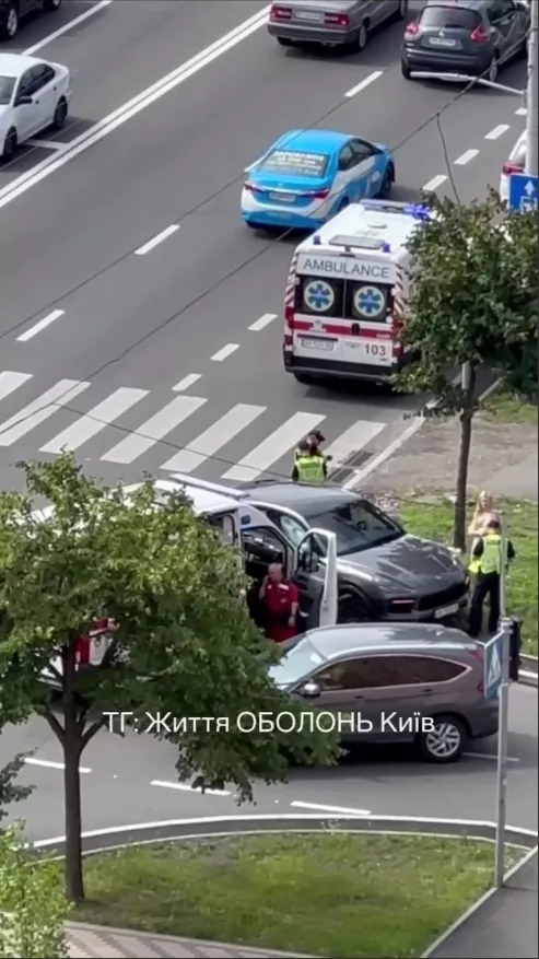 У Києві на Оболоні сталася подвійна ДТП: швидка, що мчала на допомогу, теж потрапила в аварію. Відео