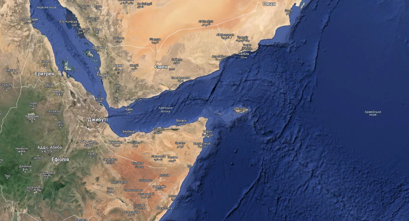 Хуситы атаковали украинское судно в Аденском заливе, вспыхнул пожар: пострадал моряк dqxikeidqxitkant