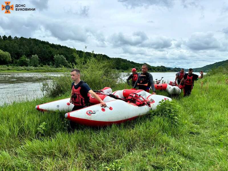 На Буковині третю добу тривають пошуки 15-річного хлопця, який зник у Дністрі: деталі трагедії. Фото