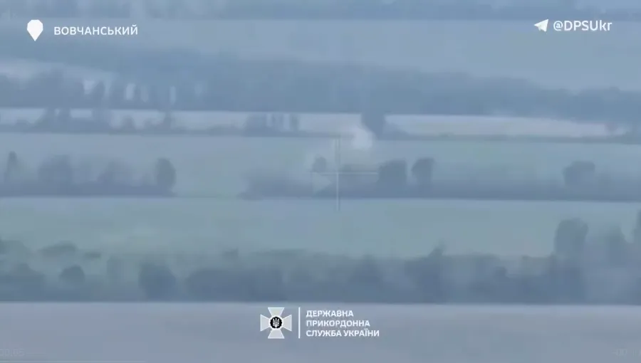 Прикордонники знищили дві землерийні машини окупантів на Вовчанському напрямку. Відео