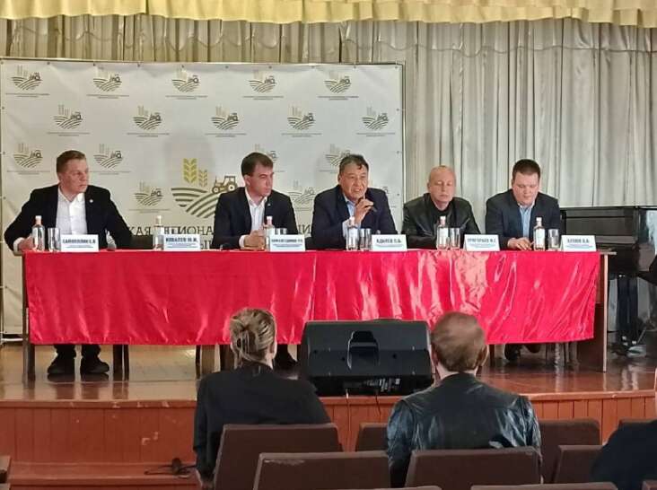Viktor Bulyuk (far right) at the meeting of the association of agricultural producers “People’s Farmer”, April 2024. Photo: social media” data-lazy-sizes=