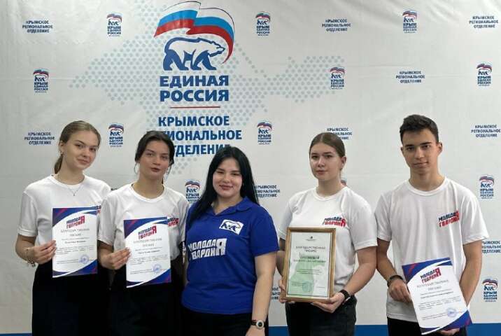 Darya Bulyuk (far left) and other activists of “Young Guard of United Russia” awarded with certificates, May 2024. PHOTO: social media https://t.me/school_makarenko/1869