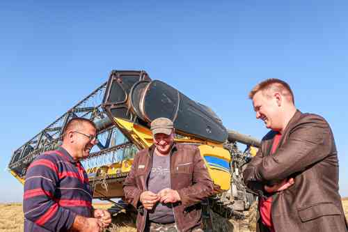 Viktor Bulyuk (far right) with workers of SHATOV “Agrofirma-Bulyuk” harvesting rice. 2019. Photo: Rural News