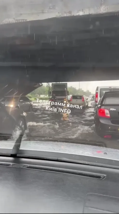 Вулиці Києва перетворилися на Венецію через сильну зливу: фото та відео dqxikeidqxiqqeant