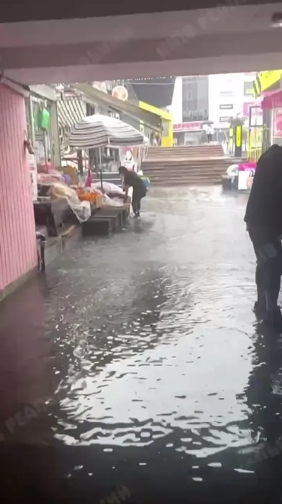 Вулиці Києва перетворилися на Венецію через сильну зливу: фото та відео